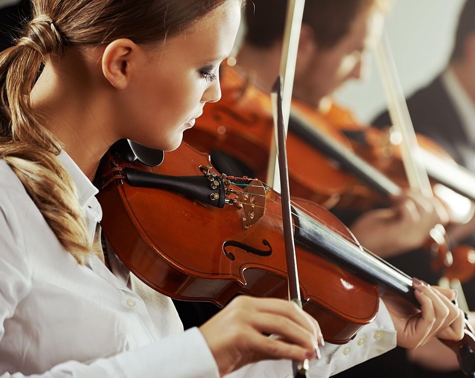 girl playing violin